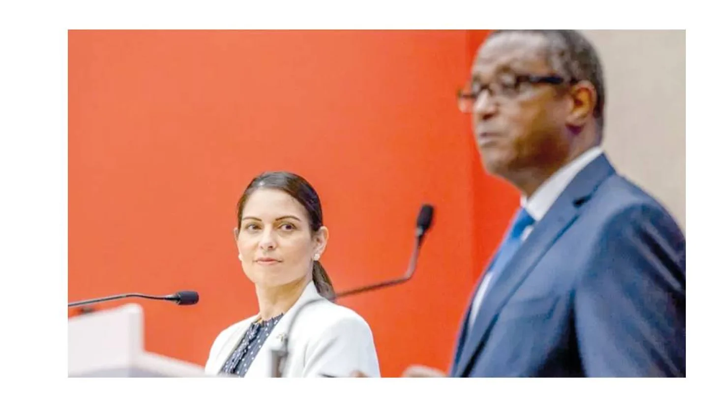 İngiltere İçişleri Bakanı Priti Patel (solda) ve Ruanda Dışişleri Bakanı Vincent Biruta (sağda). 