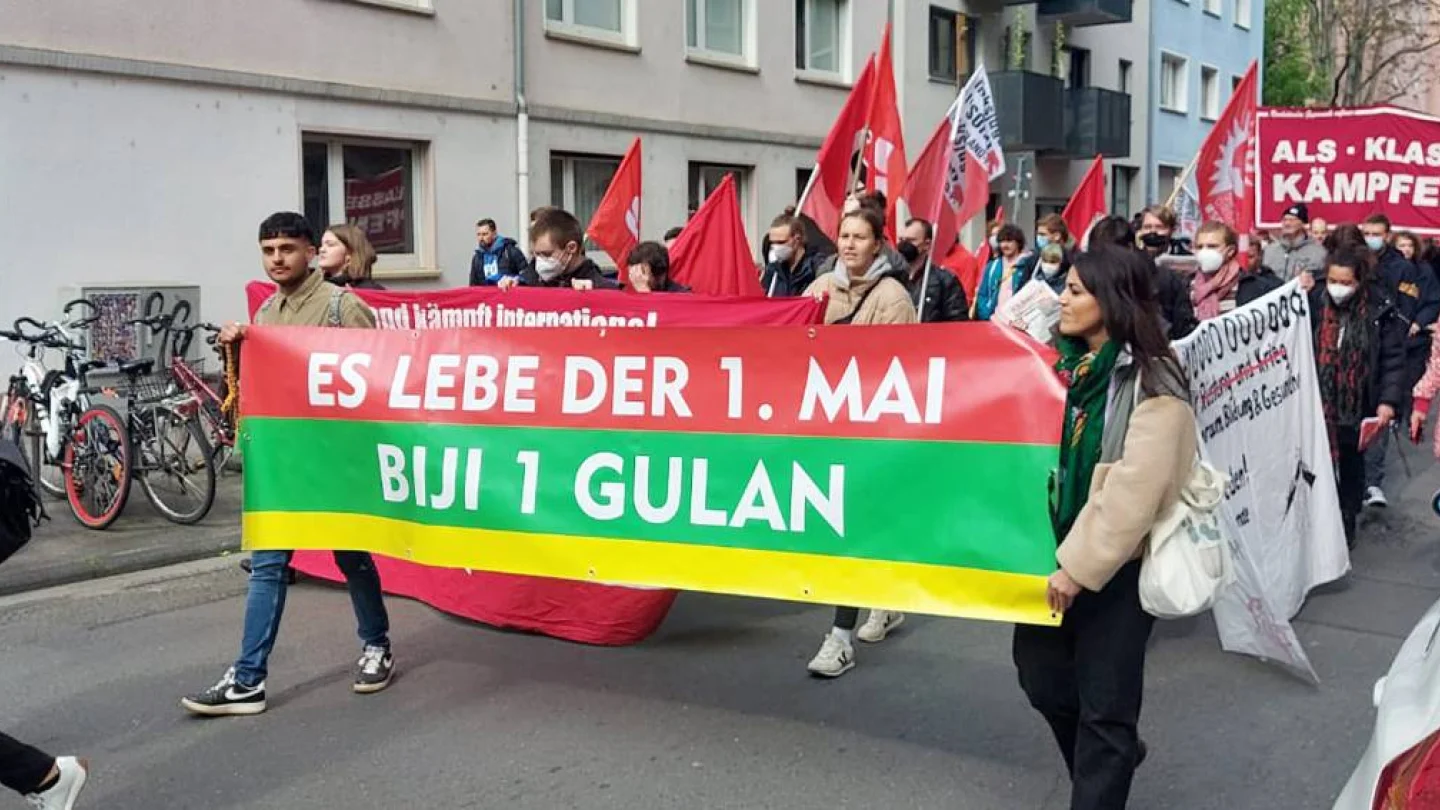 Almanya’daki 1 Mayıs kutlamalarına Kürtler PKK bayraklarıyla işgal saldırılarına tepki gösterdi.