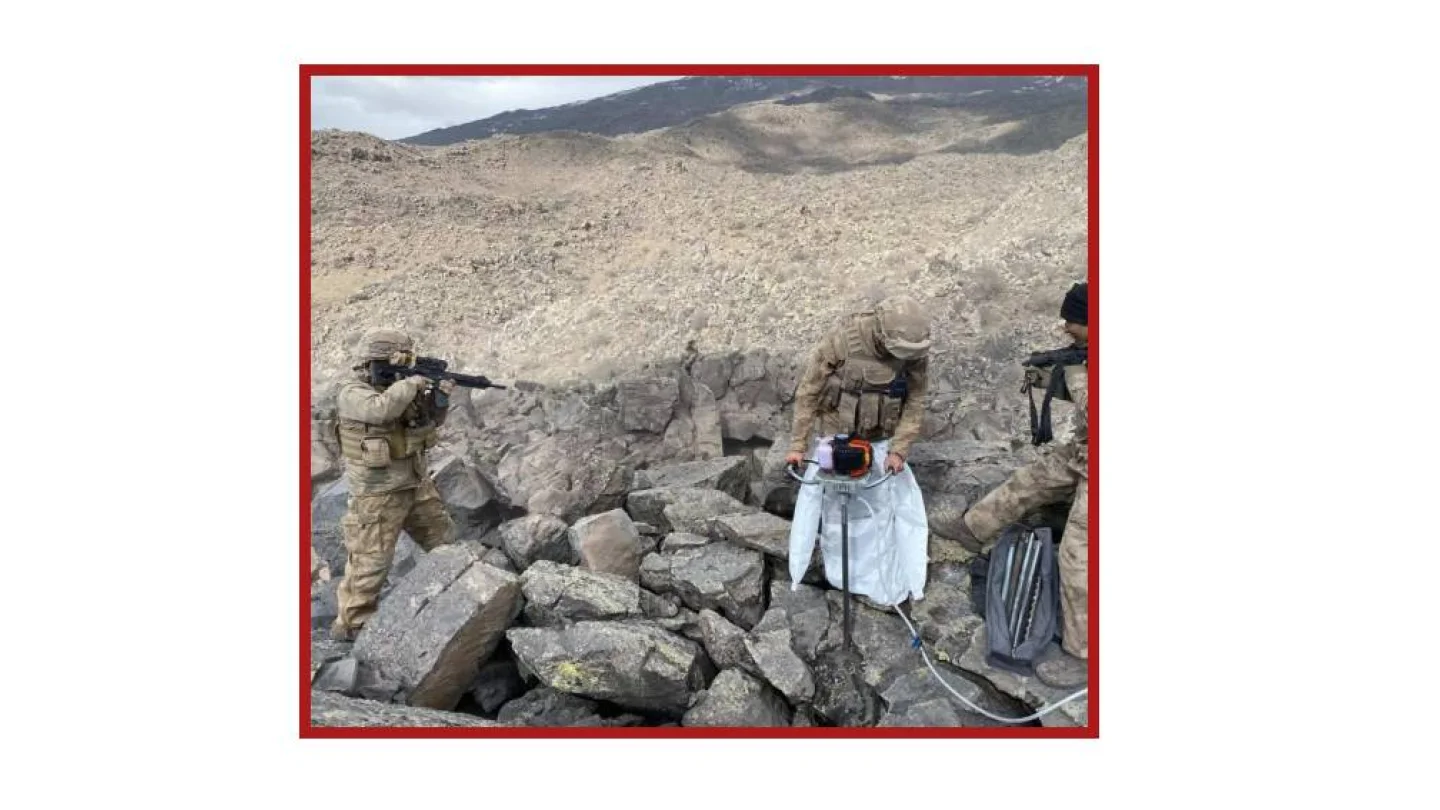Türk askeri kazdığı çukurda kaldı