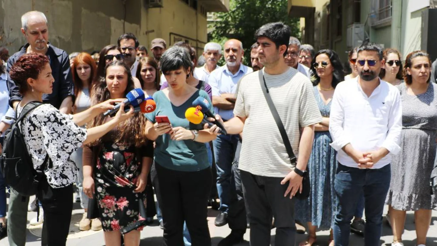 Gazeteciler tutuklamaları protesto etti
