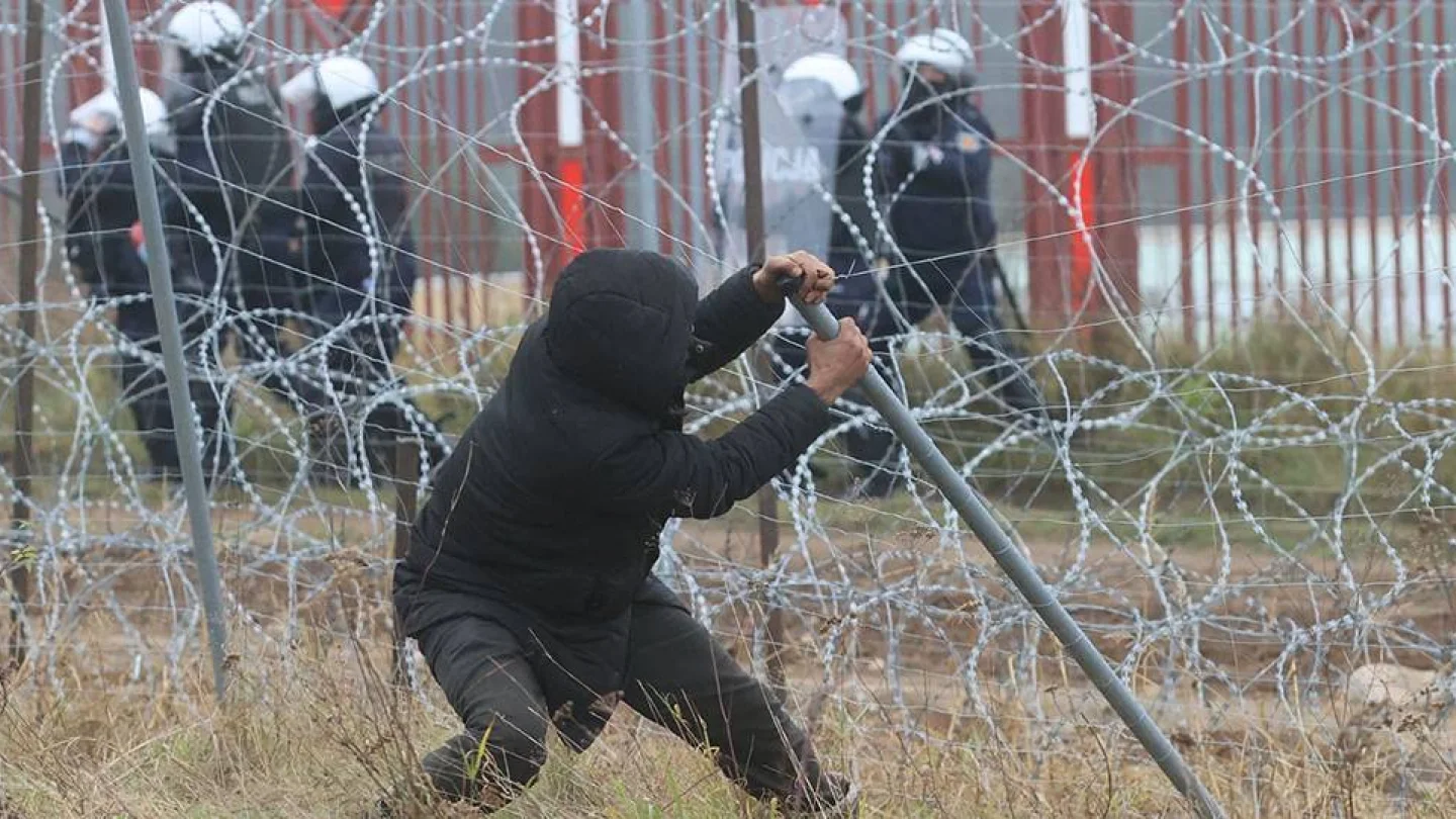 Sınırda göçmenler / foto: AFP