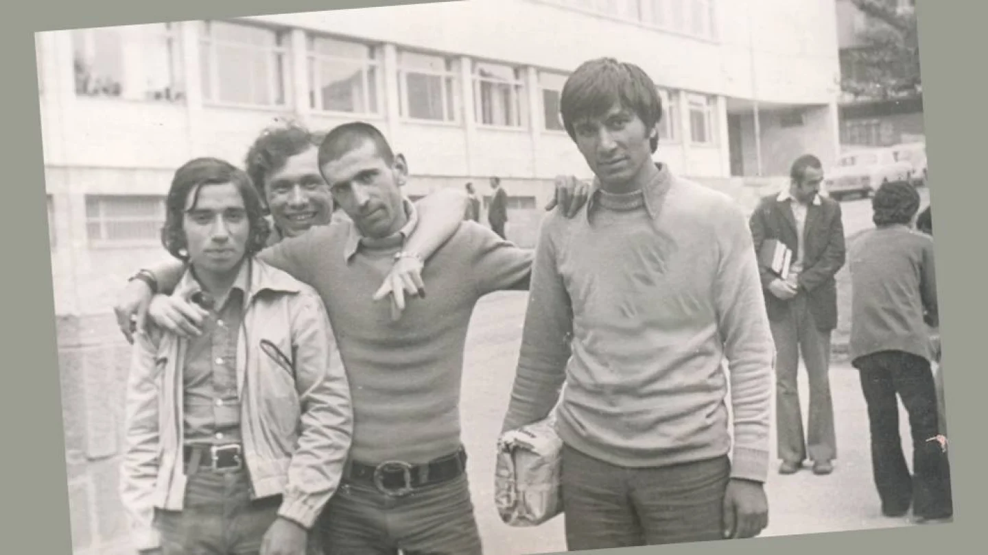 Sol baştaki Vedat Gür; Mersinli; müfettişlikten emekli oldu. Ortada kafası görünen, Haydar Bülbül; Devlet Opera Balesi Genel Müdürlüğü Basın Danışmanlığından emekli oldu. Eli Haki’nin omuzunda olan Çağdaş Gazeteciler Derneği eski başkanı Ahmet Abakay.