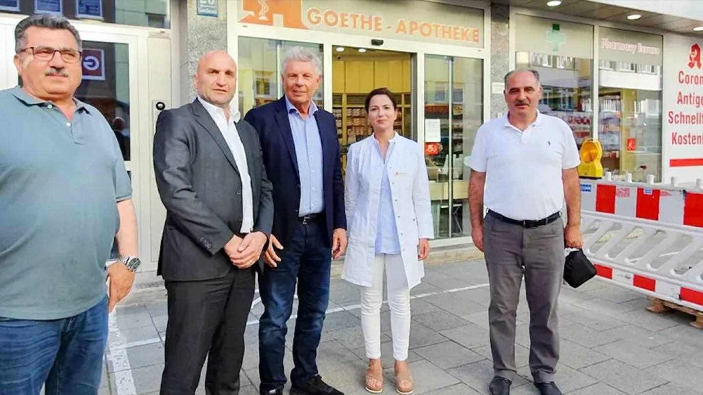Belediye Başkanı Reiter (ortada), Graue Wölfe bağlantılı Engin Uyguntürk (en sağda) ile birlikte görülüyor. 