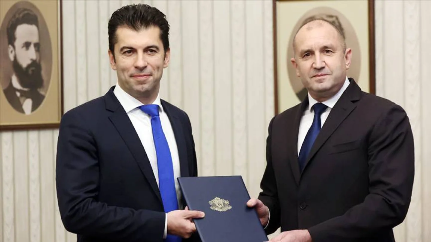 Kiril Petkov (solda) ve Rumen Radev 