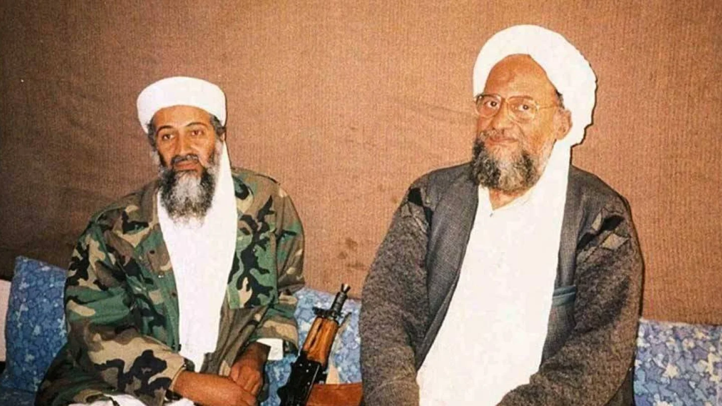 Zevahiri (sağda), Usama bin Ladin'den (solda) sonra El Kaide'nin başına geçmişti. 