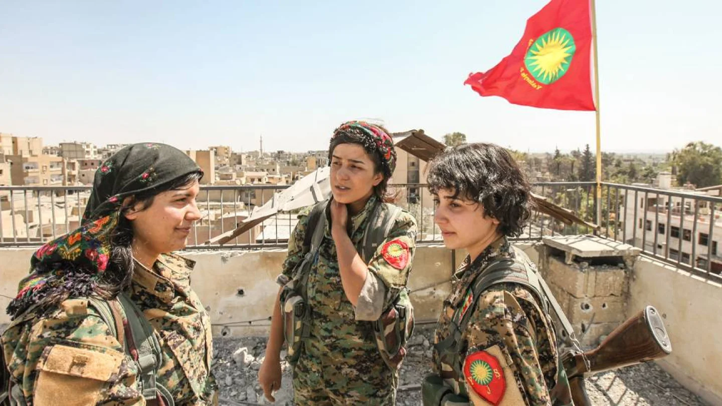 DAİŞ'e karşı Reqa'da direnen YJŞ'li savaşçılar