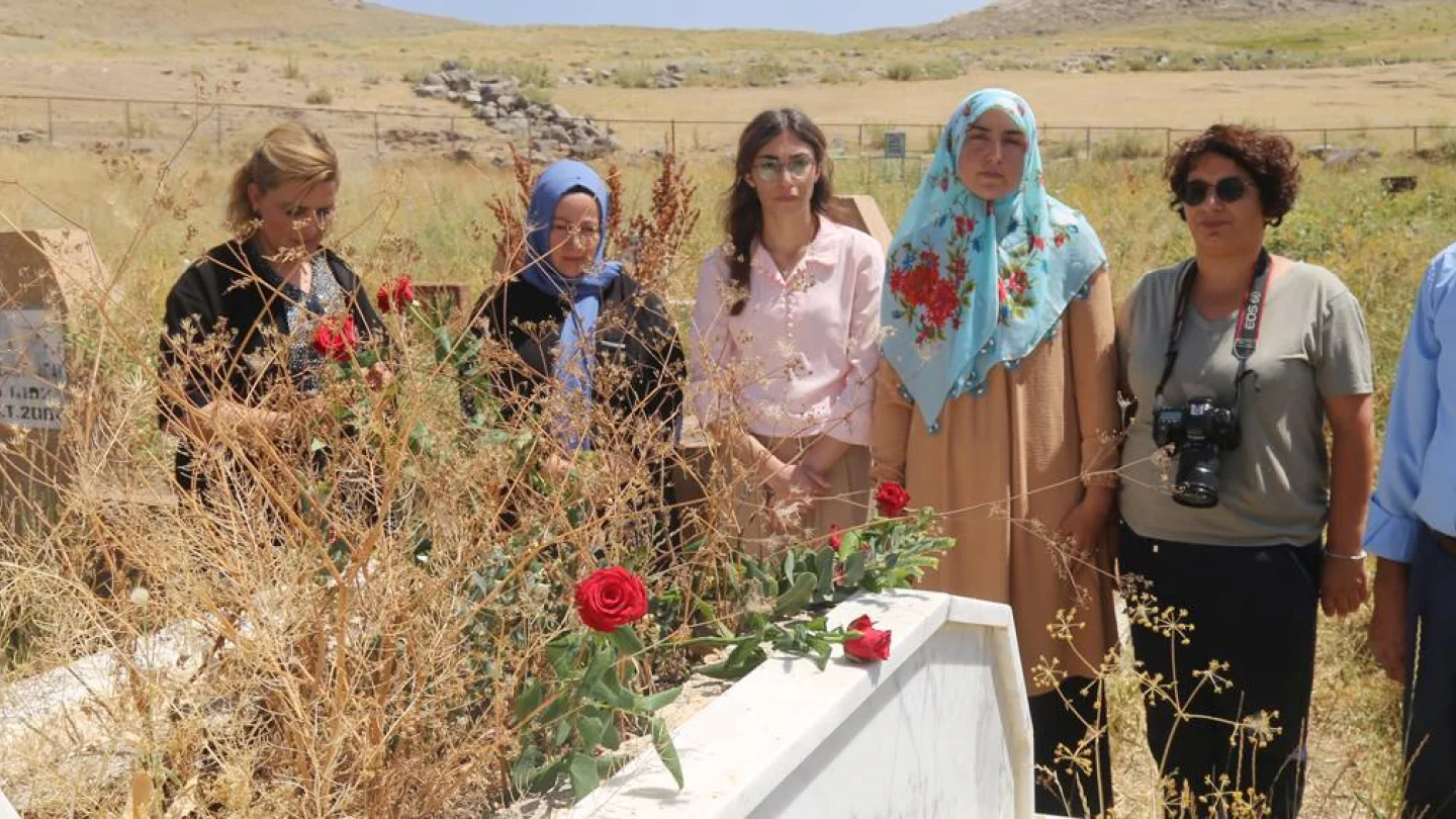 Gazeteci Deniz Fırat mezarı başında anıldı.