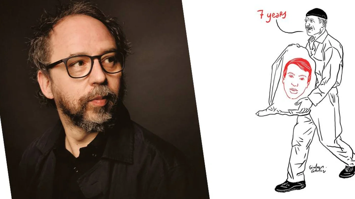 Aktivist ve karikatürist Gianluca Costantini ve çizdiği grafiti