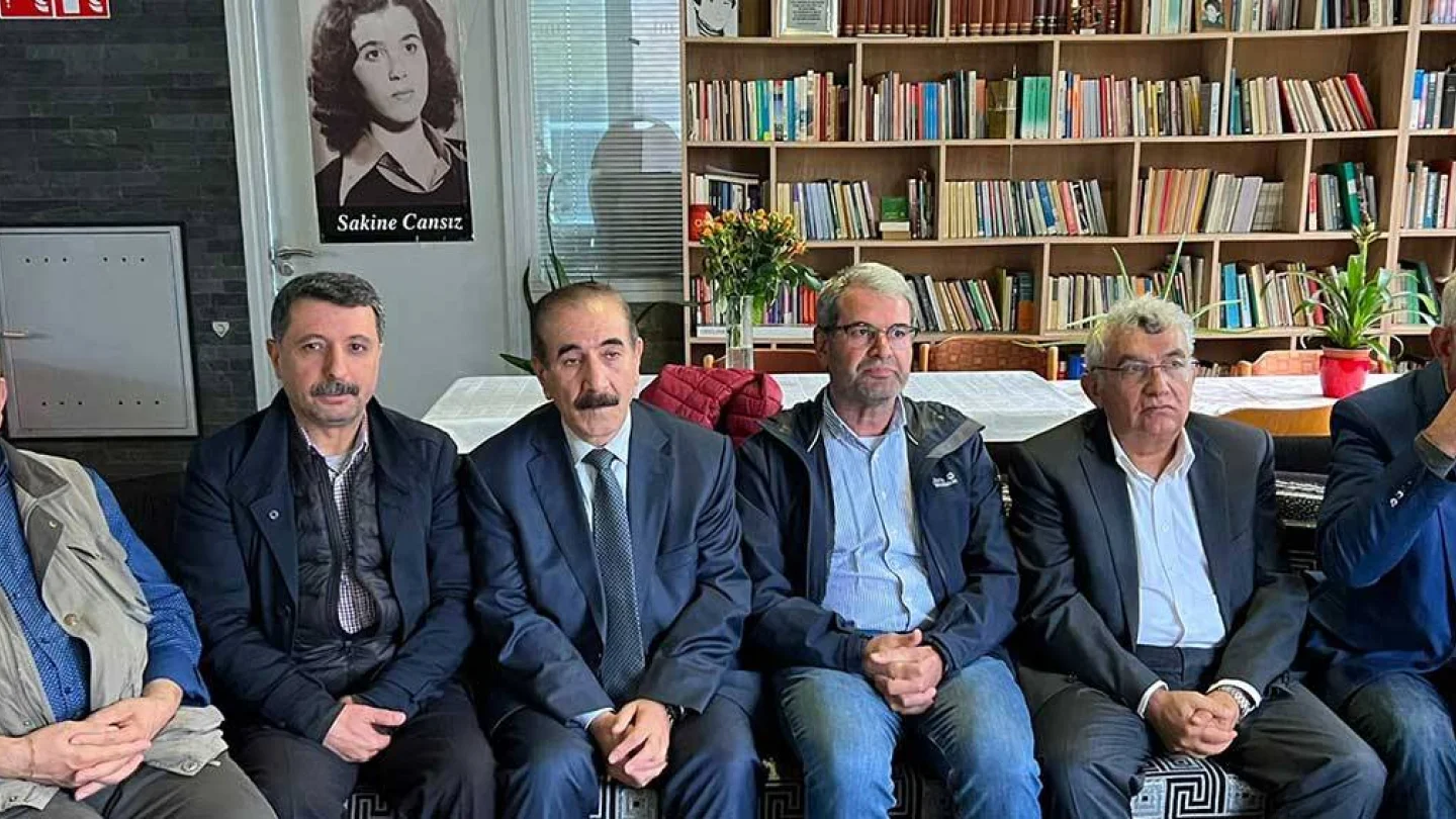 Zübeyir Aydar ve Hafız Ahmet Turhallı da Xoşnav Ata’yı ziyaret edenler arasındaydı. Ziyaret Den Haag Demokratik Kürt Toplum merkezinde gerçekleşti.