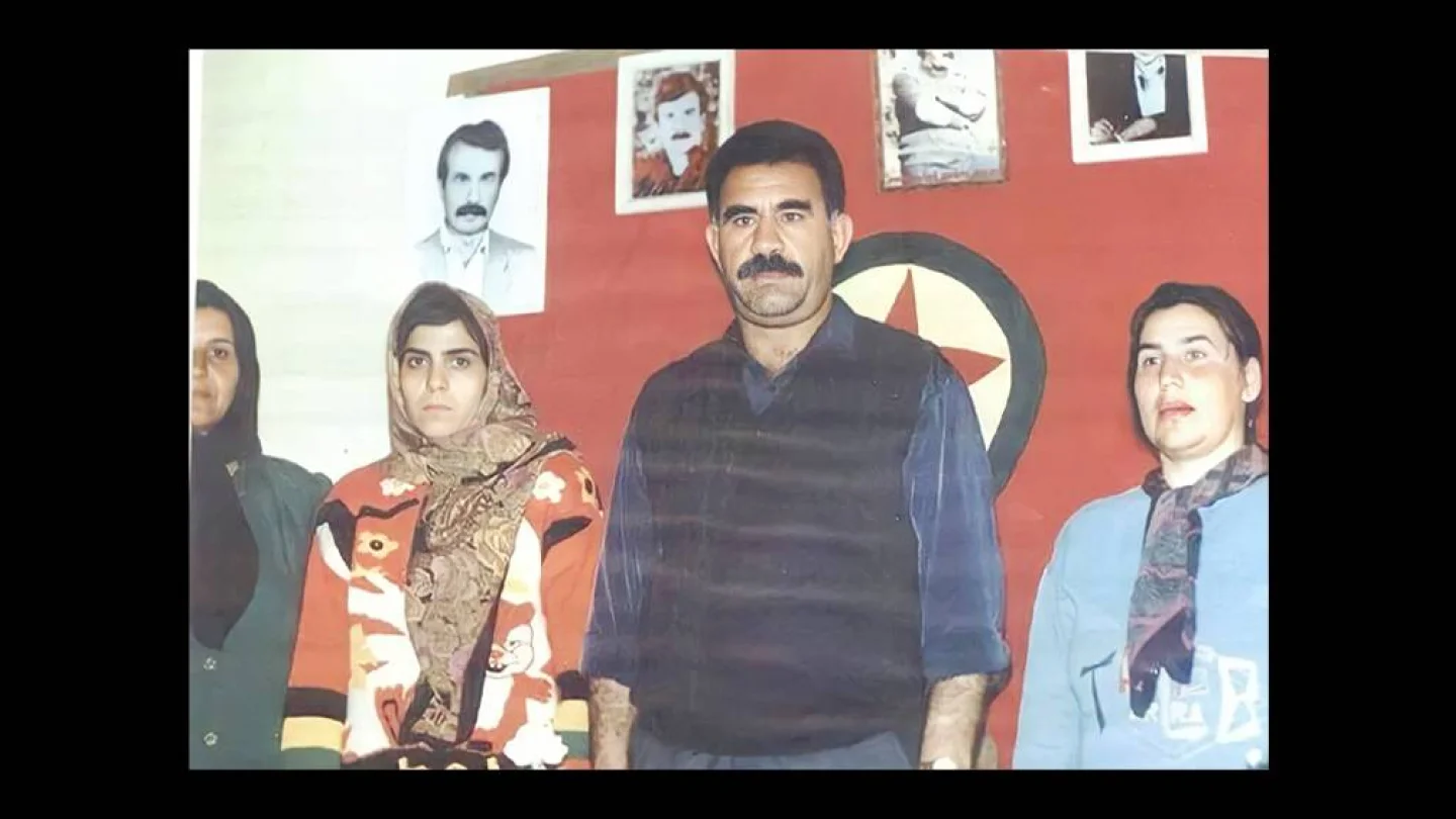 Zahide Ana (Solda kırmızılı olan)