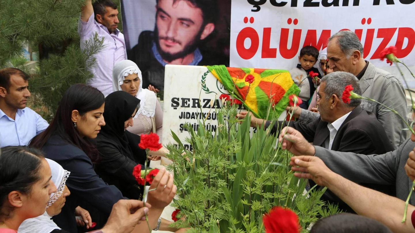 Şerzan Kurt'un mezarı
