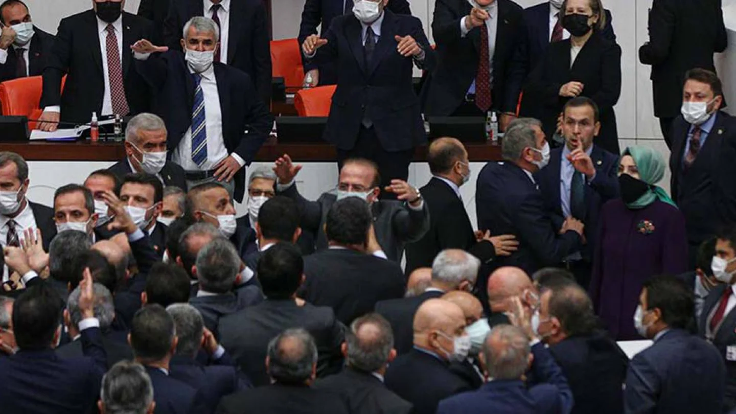 TBMM'de İktidar partisi vekilleri diğer vekillere saldırdı