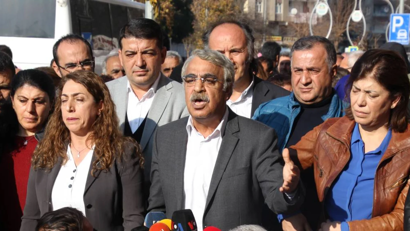 HDP Eşbaşkanı Mithat Sancar açıklama yapıyor