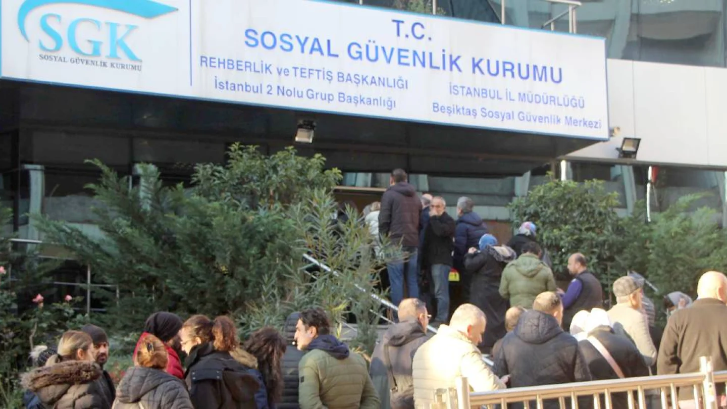 Emeklilikte Yaşa Takılanlar (EYT) ile ilgili düzenlemenin ardından Sosyal Güvenlik Kurumu binalarının önünde uzun kuyruklar oluştu. Emeklilik işlemlerini yaptırmak ve bilgi almak isteyenler sabah saatlerinden itibaren sıraya girerek kuyrukta bekledi.