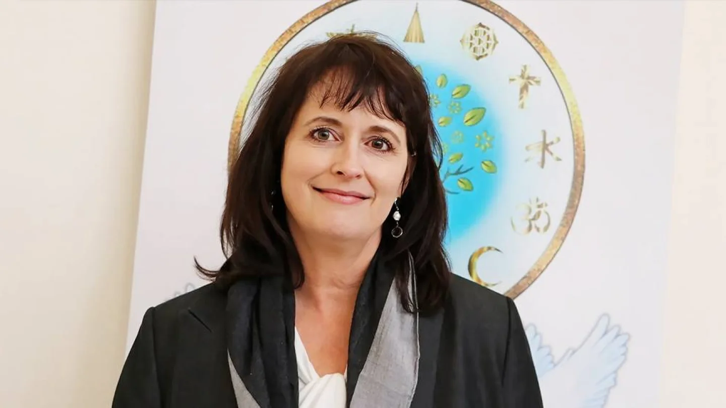  Nadine Maenza