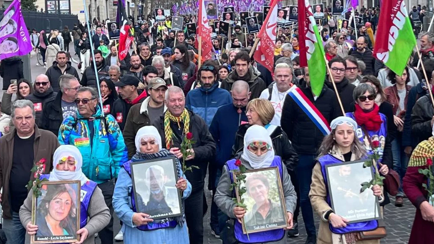 Marsilya'da Paris katliamı kınaması