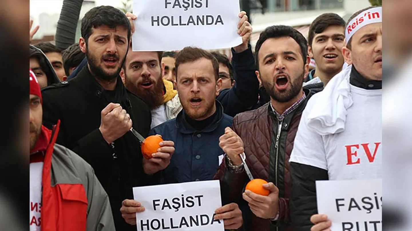 İzmit'te AKP'li bir grup genç geçtiğimiz yıllarda Hollanda'yı protesto etmek için portakal bıçakladı.