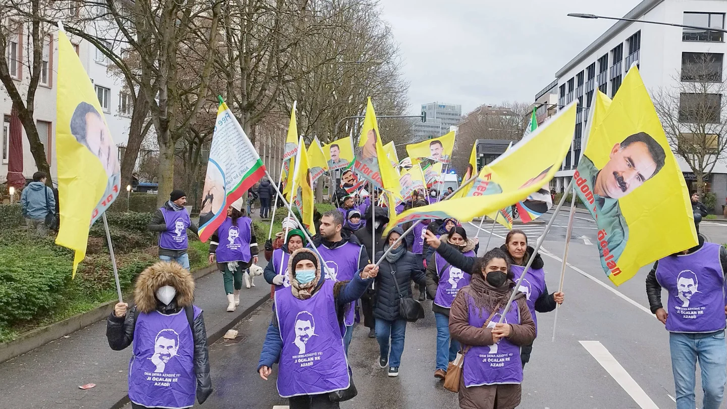 Kürtler ve dostları 15 Şubat komplosunun yıl dönümünde sokaklara çıkıyor / Frankfurt