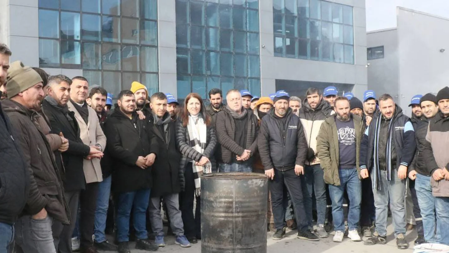 HDP heyeti işçilerin direnişlerini sürdürdükleri fabrika önünde ziyaret etti.