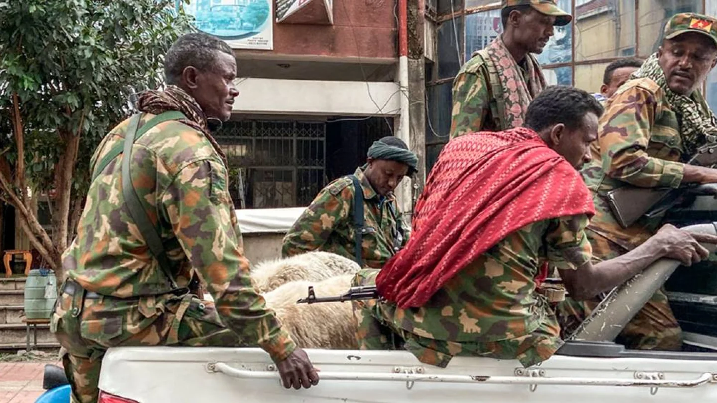 Eritre askerleri Tigray'da talan yaparken. Foto: AFP