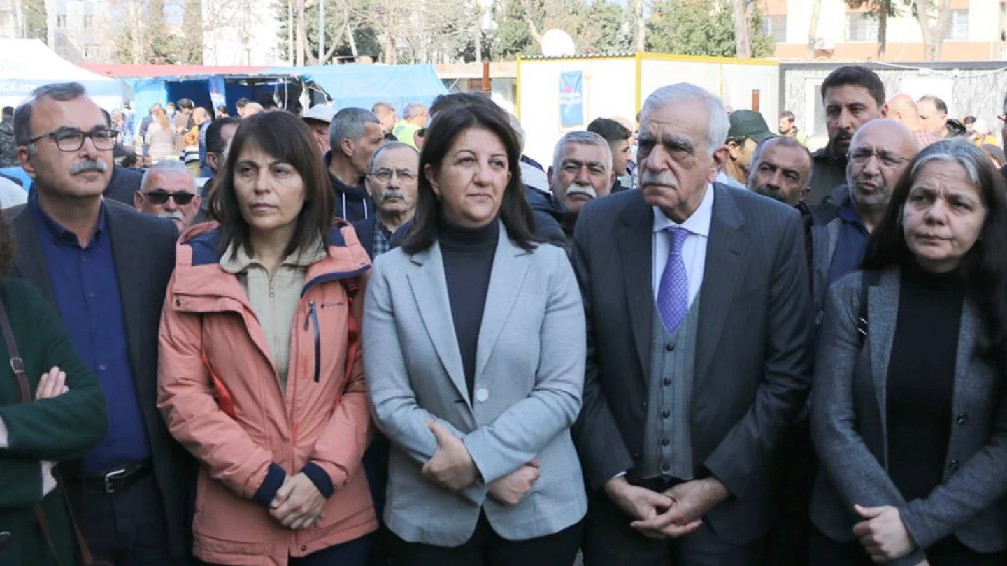 İskenderun’da bulunan Koordinasyon Merkezi'nde depremzedeleri ziyareti eden heye