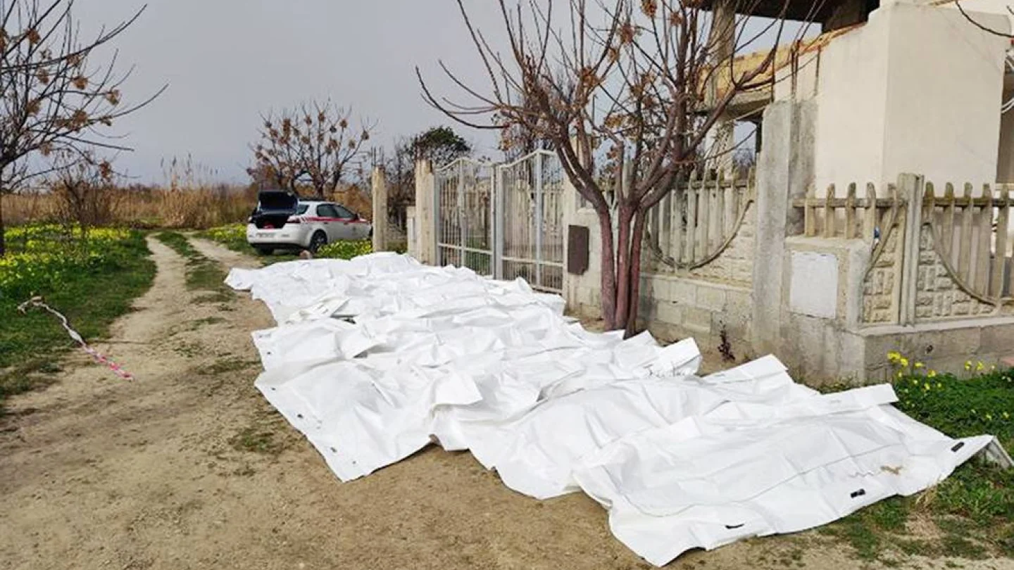 İtalya'da göçmenlerin parçalanan teknesinden çıkan göçmen cenazeleri 