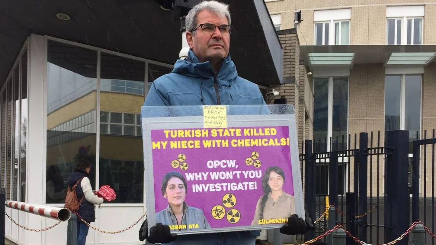 Xoşnav Ata, OPCW merkezi önündeki nöbetinde