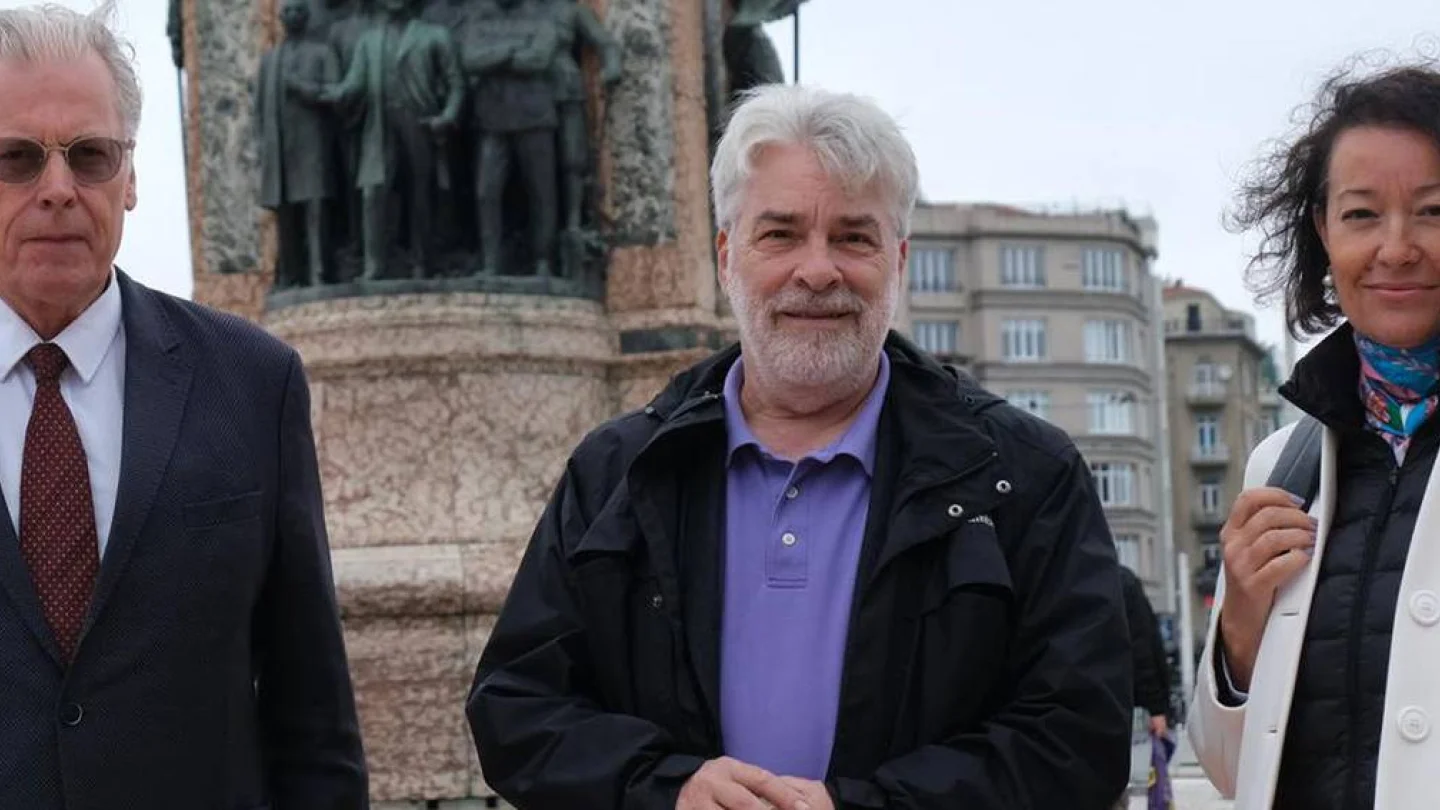 Ögmundur Jónasson, Denis O'Hearn ve Laura Castel