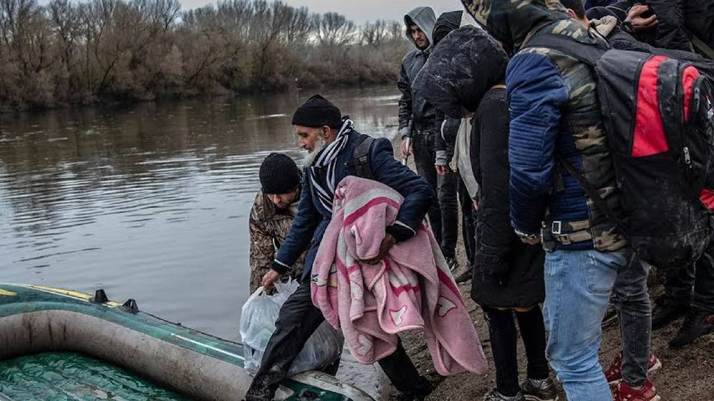 Meriç nehri üzerinden Türkiye'yi terk eden göçmenler