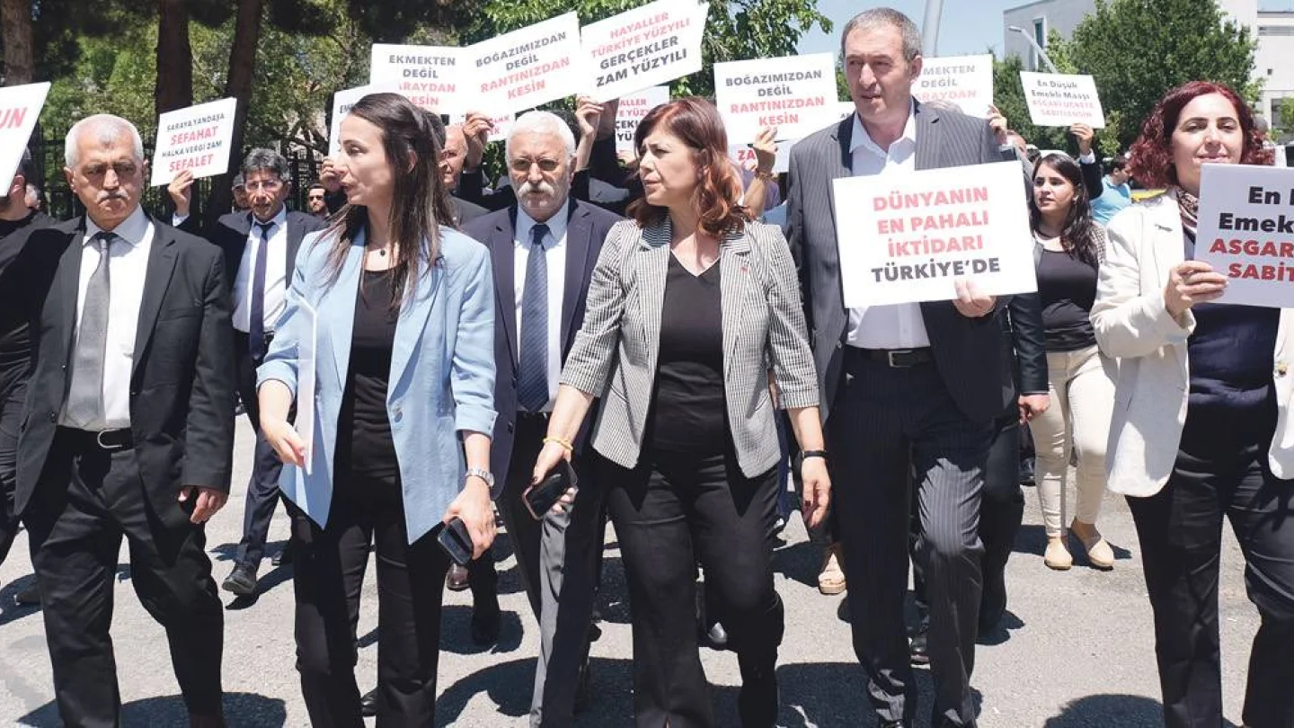 Yeşil Sol Parti vekillerinin Meclis’ten Maliye Bakanlığı’na yürüyüşü