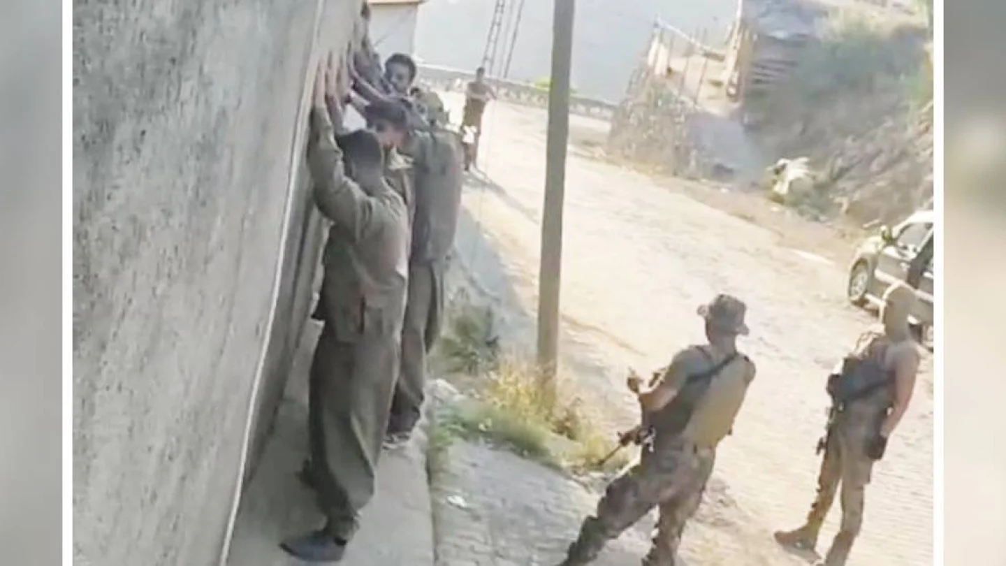 Ulusal kıyafet giyen gençler