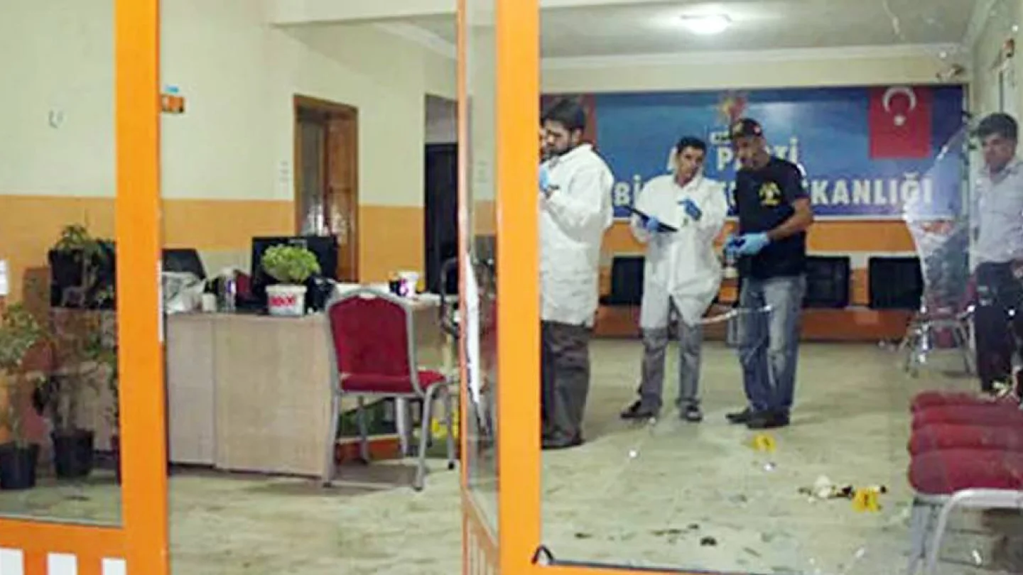 Camı kırılan AKP bürosu