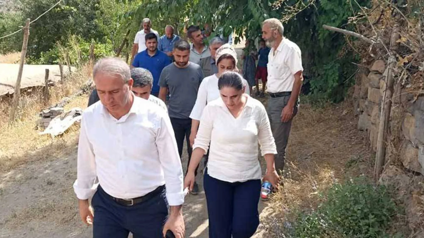 Yeşil Sol Parti Şırnak milletvekilleri Nevroz Uysal Aslan ve Mehmet Zeki İrmez ile DBP ve HDP Şırnak İl Eşbaşkanları Bilbês köyünü ziyaret etti.
