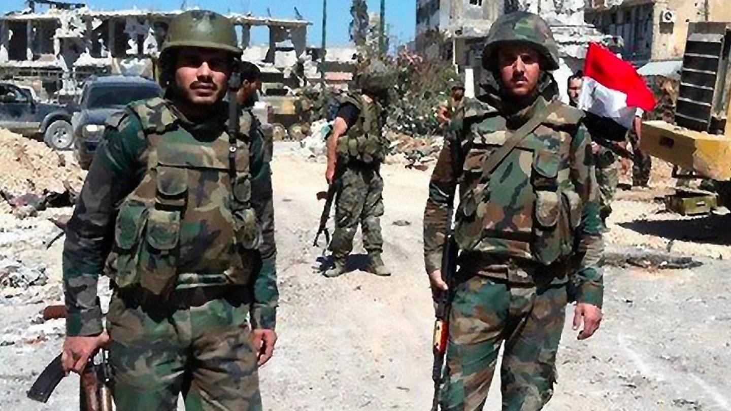 Suriye Askerleri bombalanan akademi önünde
