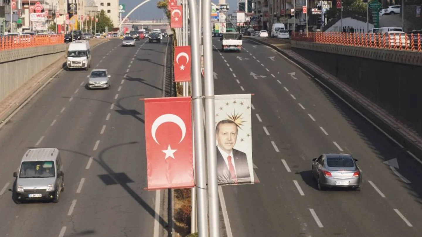 Erdoğan posterlerinin asıldığı aparat direkleri