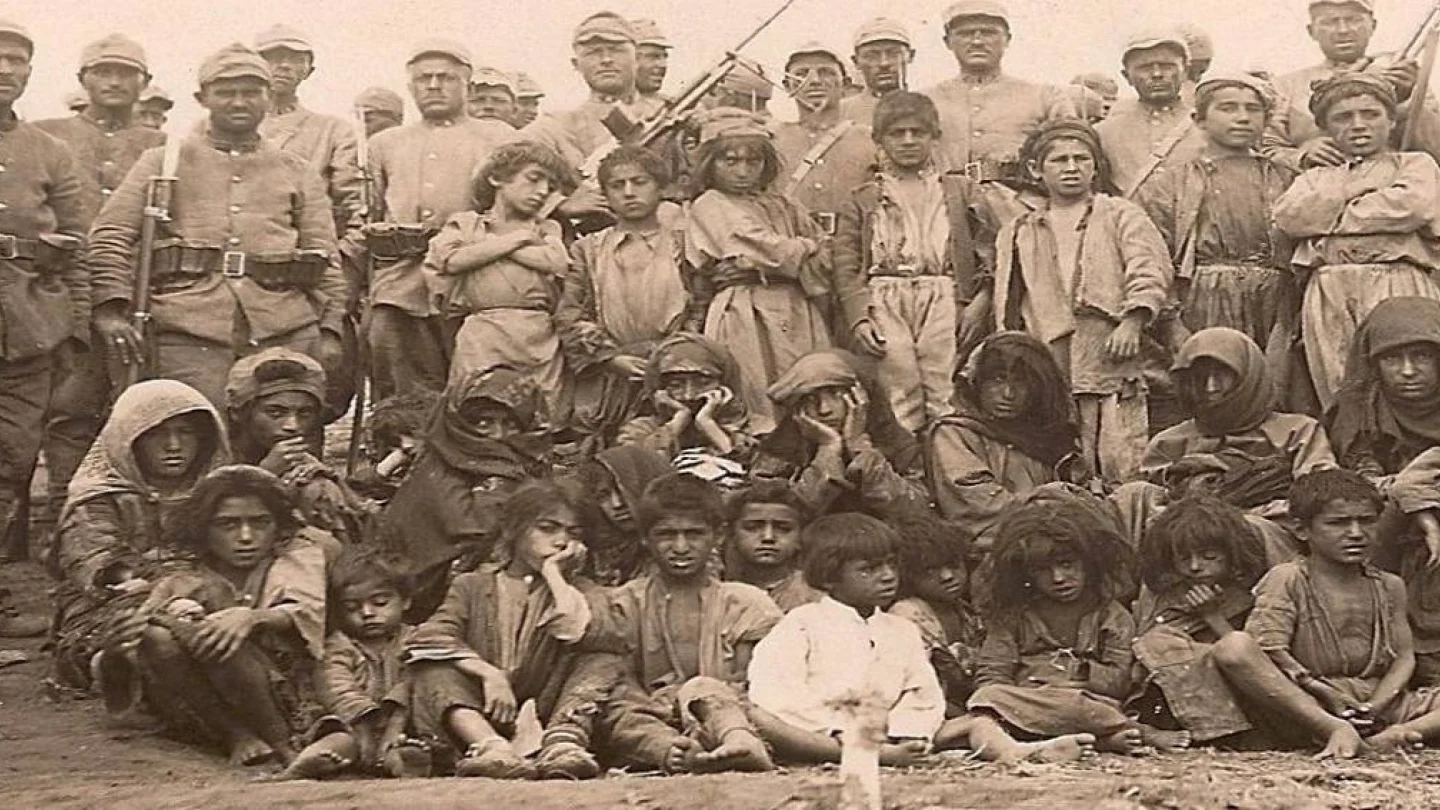 Dersim Katlimanında esir alınan Kürt siviller.