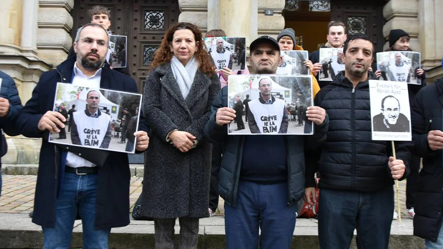 Kenan Ayas için mahkeme binası önünde eylem