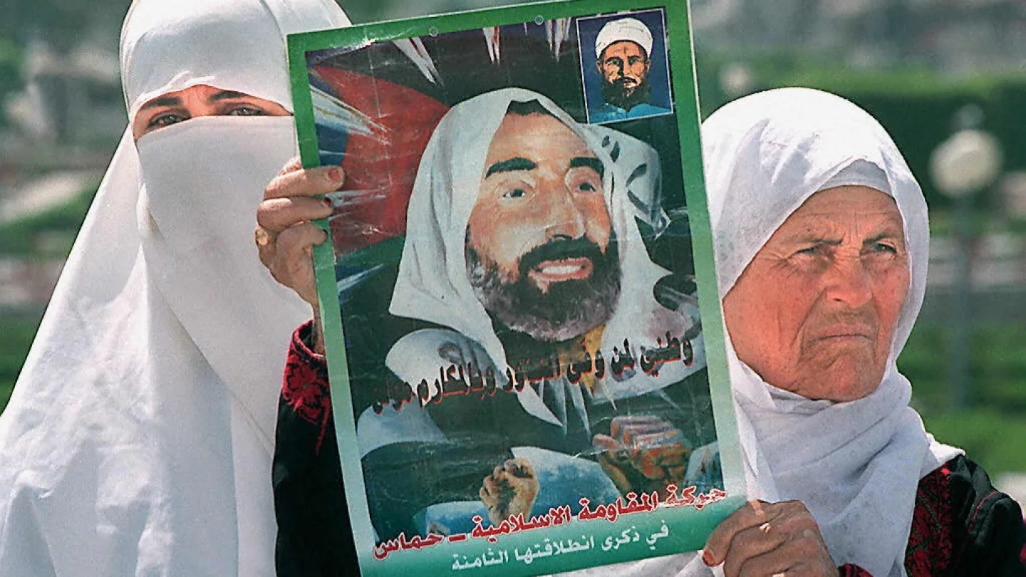  Gazze'de bir kadın Hamas'ın kurucusu Şeyh Ahmet Yasin'in posterini taşıyor. AFP/GAZZE