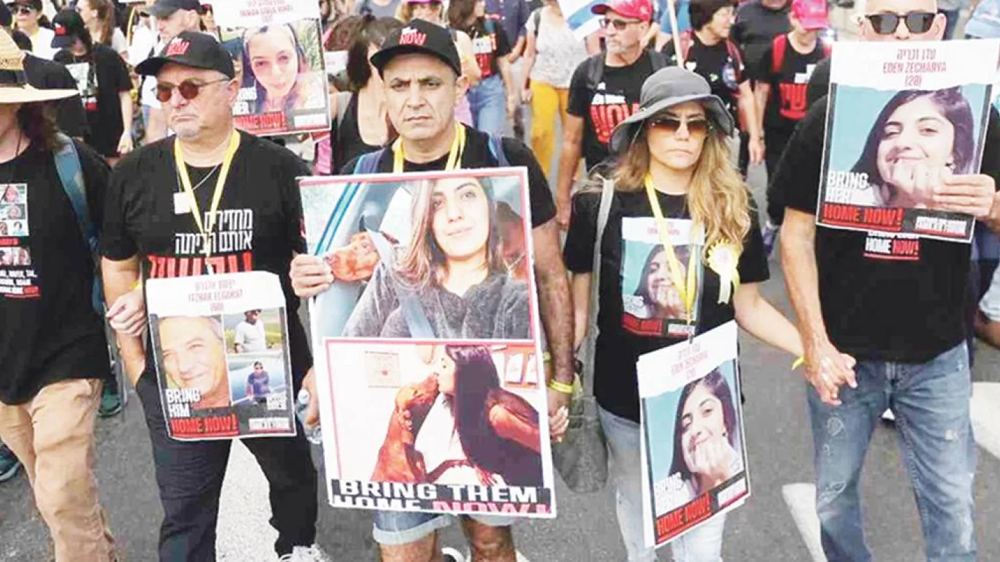 Rehine ailelerin Tel Aviv'den Kudüs'e yürüyor