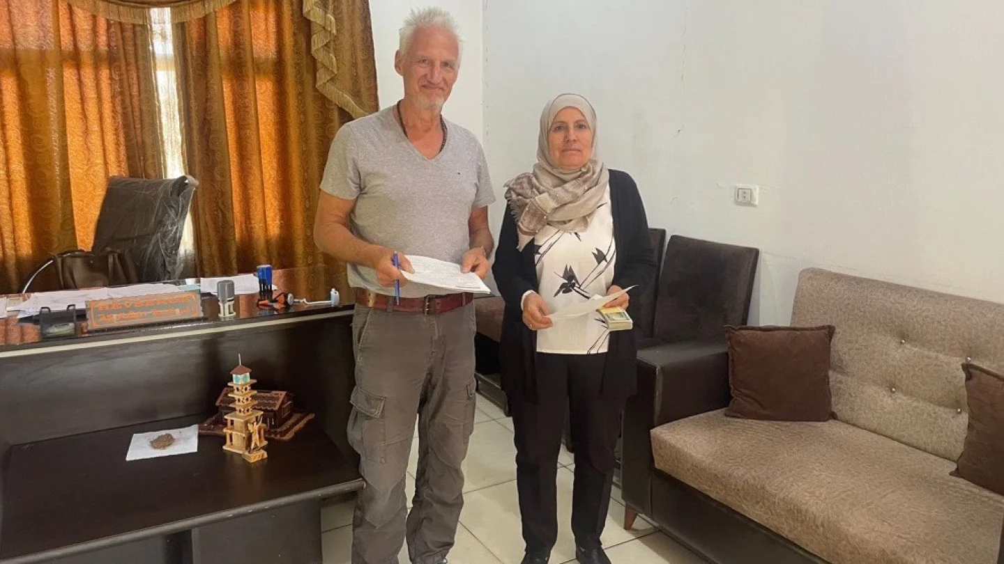 Doktor Michael Wilk, Rojavalı yetkililerle görüşürken