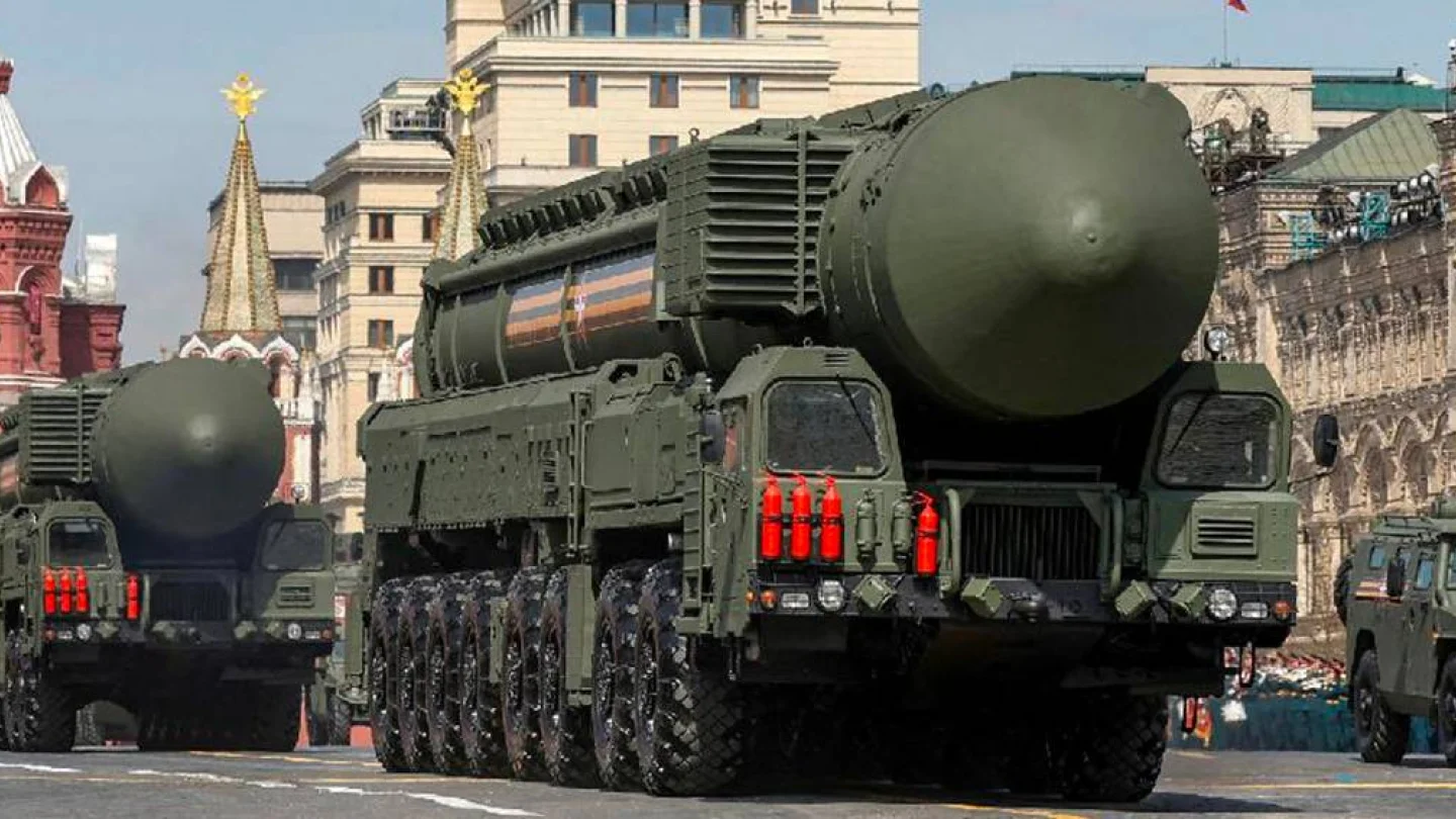 Rus kıtalar arası füzeleri Kızıl Meydan'da geçit töreninde