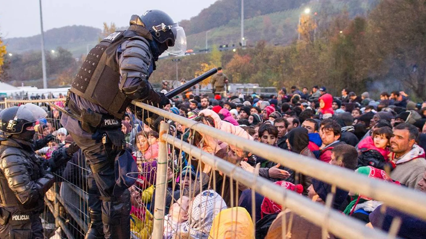 AB sınırlarında göçmenler ile sınır polisi karşı karşıya