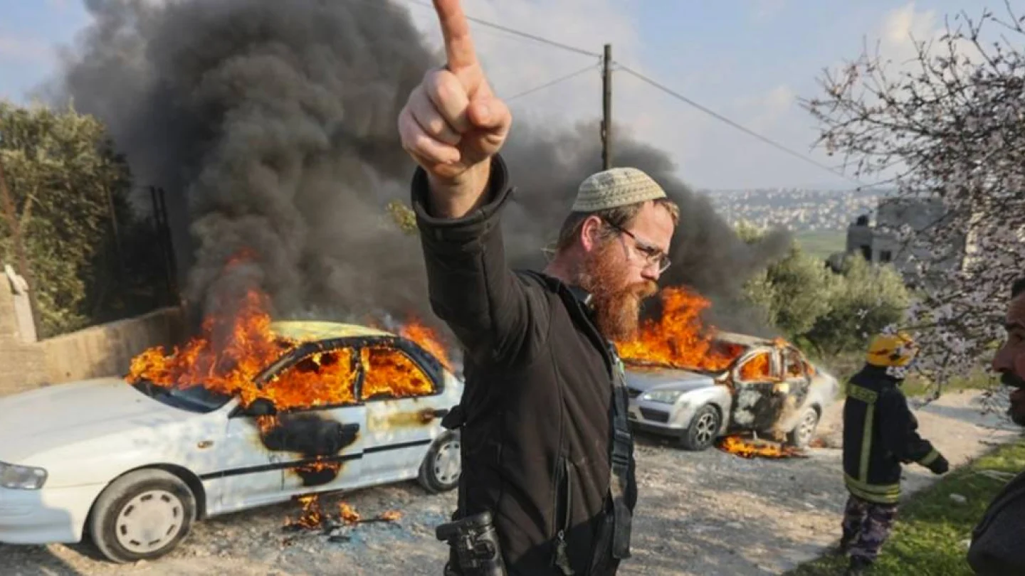 Batı Şeria'da Filistinlilere saldıran İsrailli yerleşimciler Foto: AFP