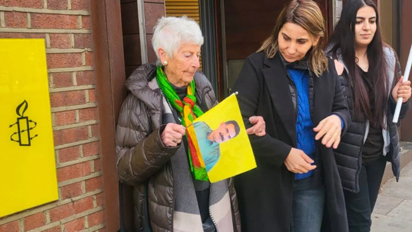 Margaret Owen Londra'da Af Örgütü önünde