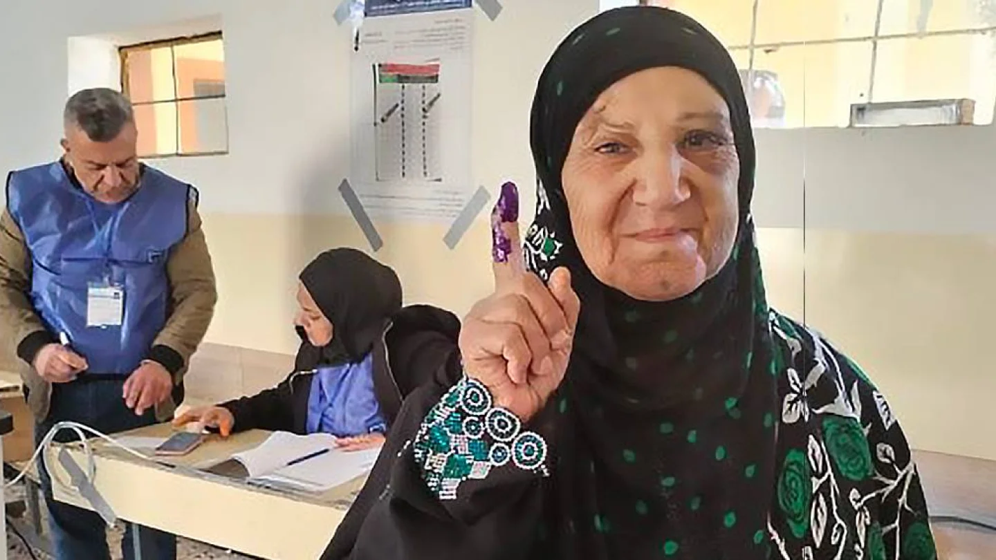 Irak'da il idaresi seçimlerinde oy kullanma işlemi 
