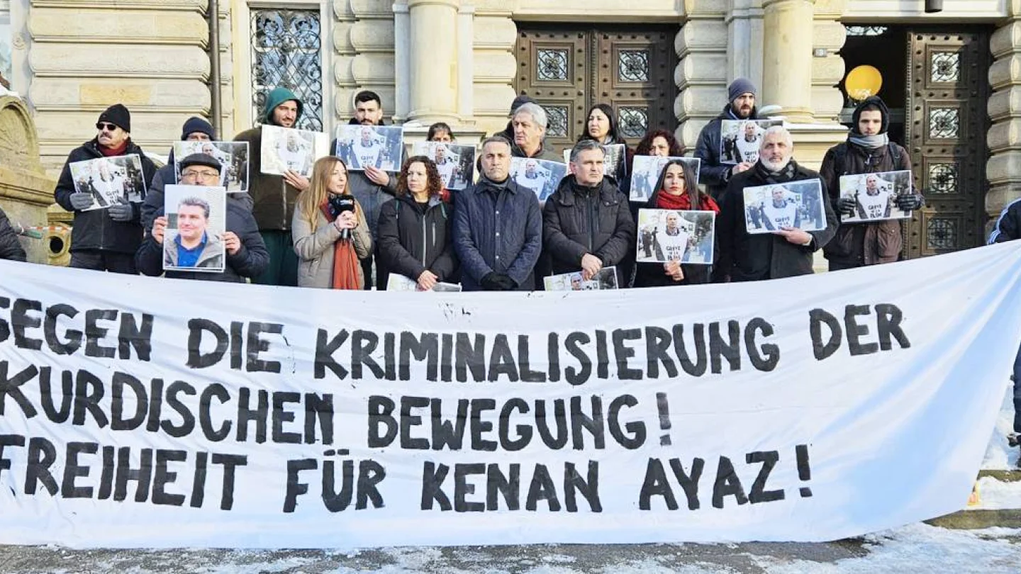 Hamburg Eyalet Mahkemesi önünde Kenan Ayaz ile dayanışma eylemi