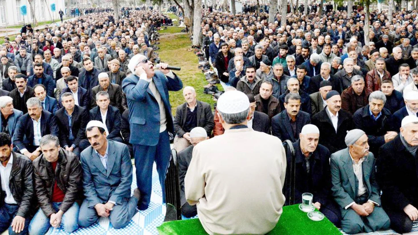 Sivil Cuma namazları/Foto:AFP