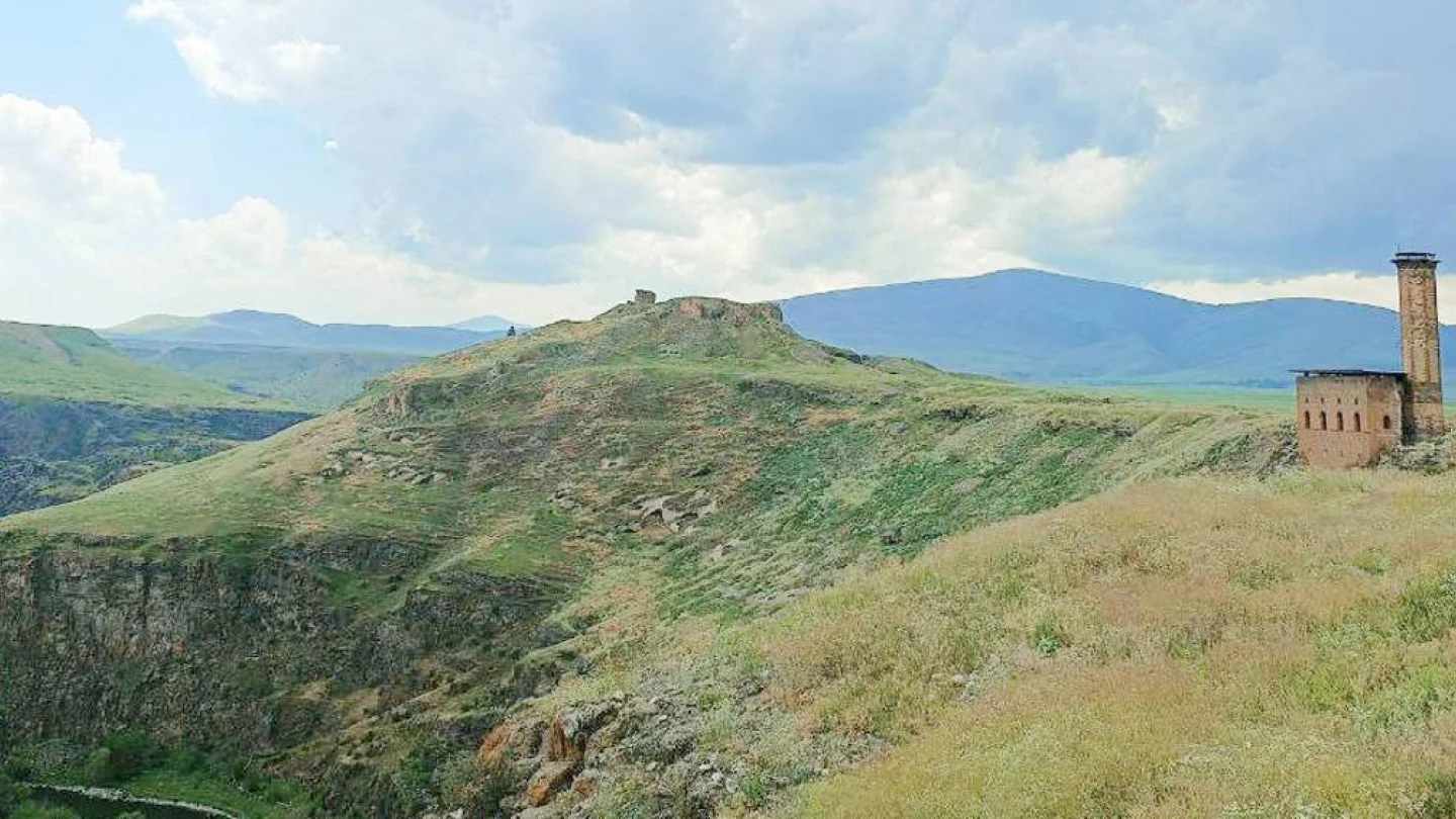 Menuçehr Cami ve Aras