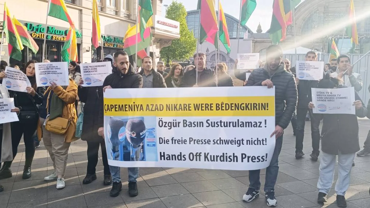 Kürt televizyonlarına yönelik polis baskınına karşı eylem