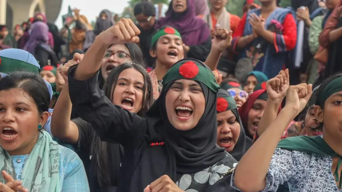 Bangladeş'te gösteri yapan öğrenciler - Foto: AFP